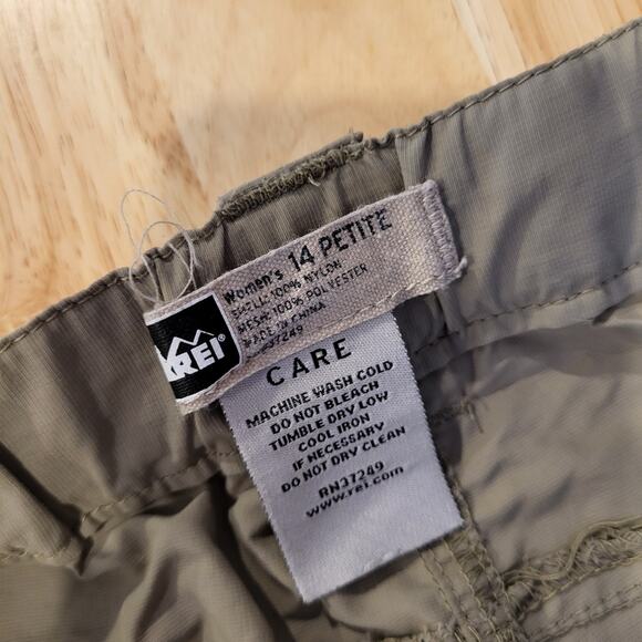 REI 14 Petite Khaki Nylon Convertible Pants Zip Pocket Belted 32" Waist - Picture 8 of 16